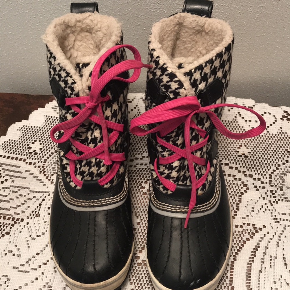 SOREL Sz 7 Women Black And White Winter Boots
